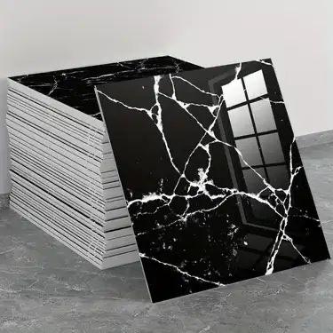 Carreaux effet marbre noir brillant à veines blanches